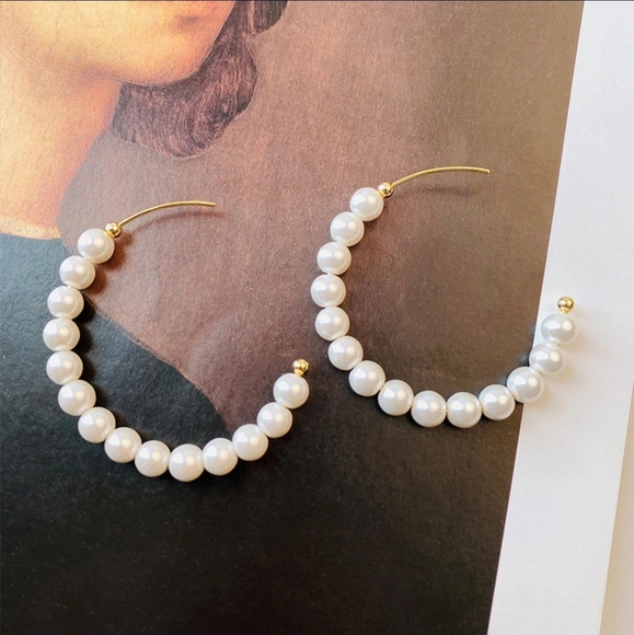 Luxurious 18K Gold Pearl Earrings - Perfect for Any Occasion - Picture 2 of 3